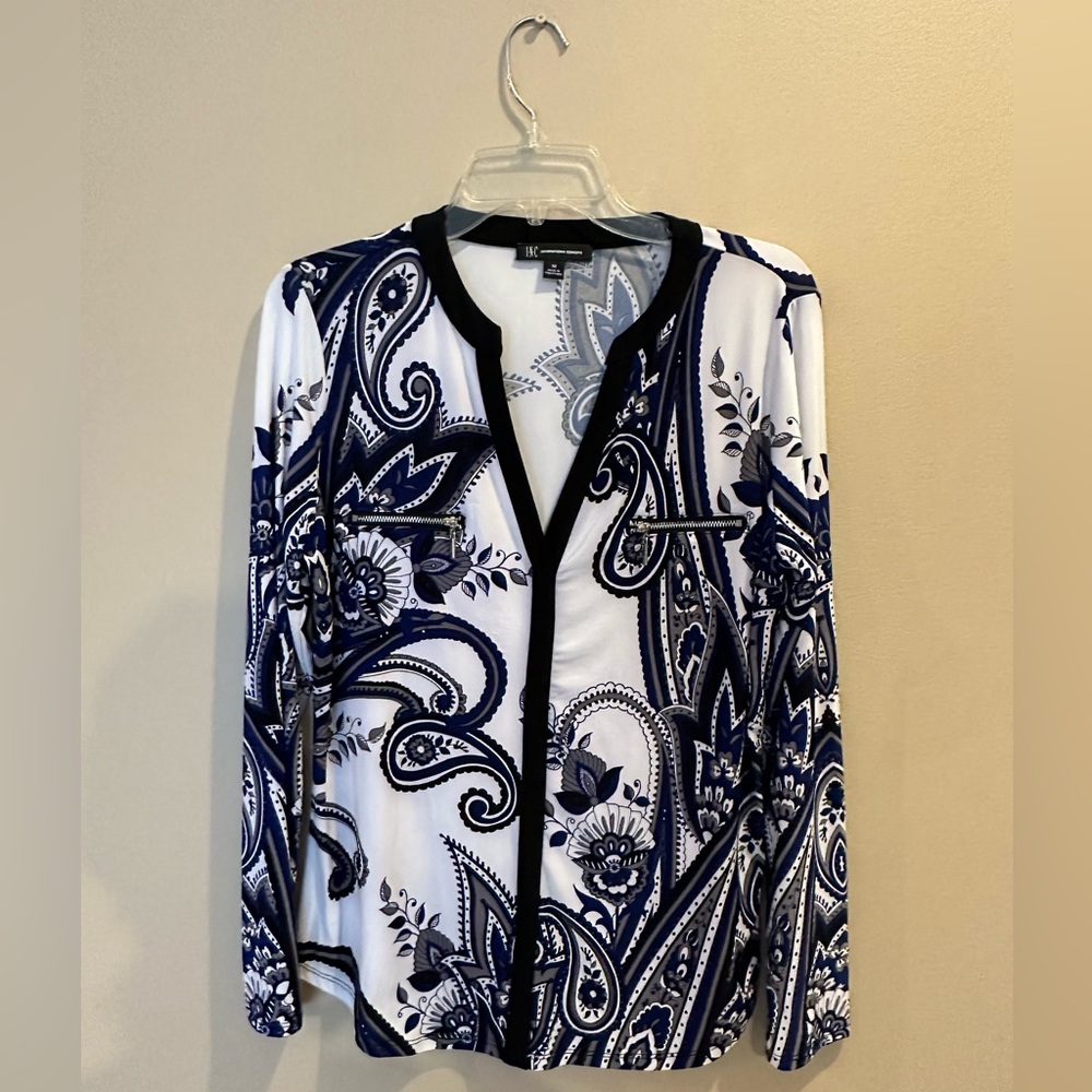 INC INTERNATIONAL CONCEPTS classy navy and white blouse. Size M